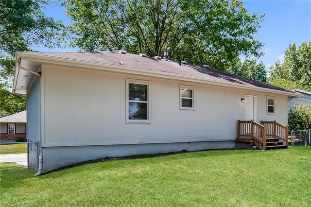 $1,645 | 806 Southeast 19th Street, Oak Grove, MO 64075