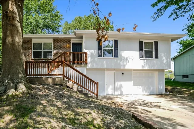 $1,645 | 806 Southeast 19th Street, Oak Grove, MO 64075