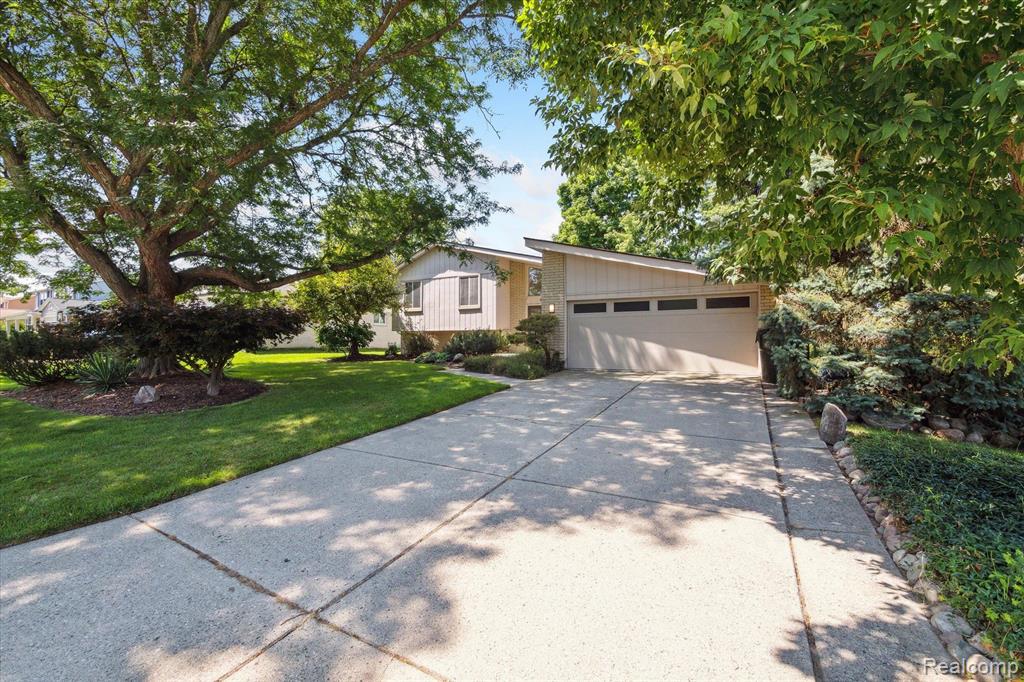 427 Rolling Green Circle South Rochester Hills, MI 48309 - Photo 2 of 54