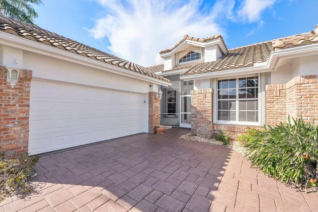 a picture of a wall with a white wall