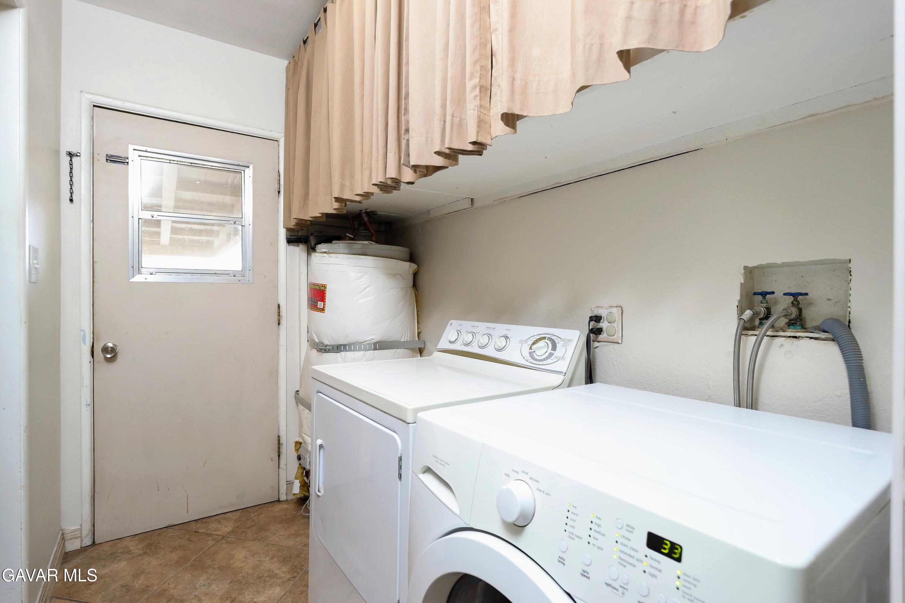 44265 Foxton Avenue Lancaster, CA 93535 - Photo 17 of 20 a utility room with dryer and washer