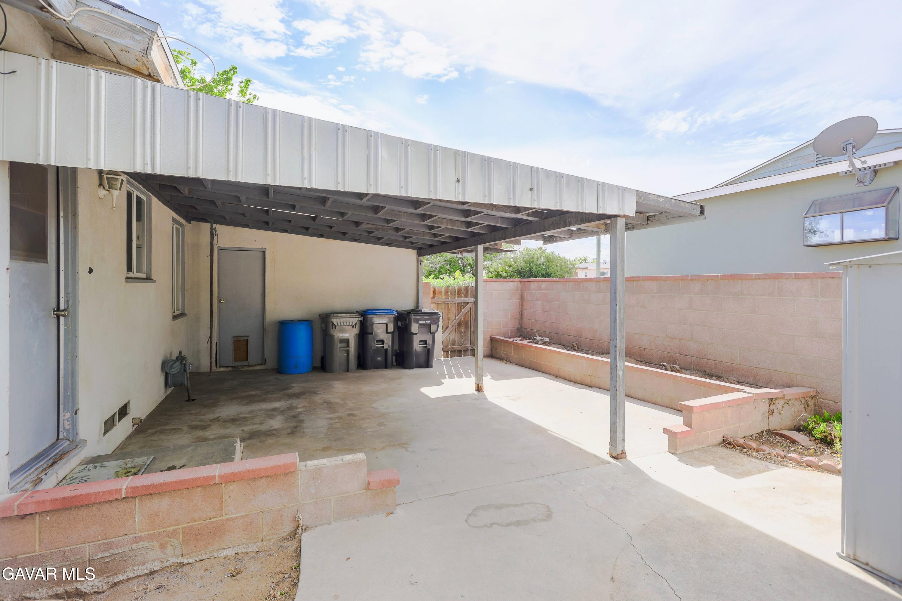 44265 Foxton Avenue Lancaster, CA 93535 - Photo 19 of 20 a view of a backyard of a house