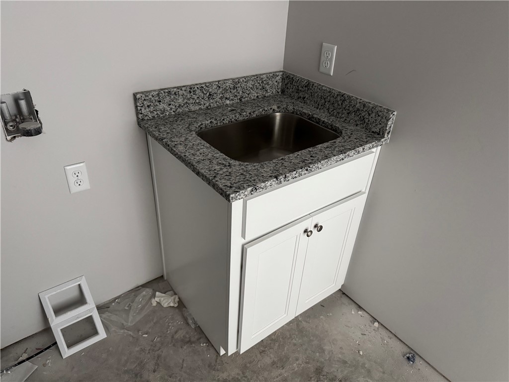 112 Haven Court Brunswick, GA 31523 - Photo 9 of 12 laundry room