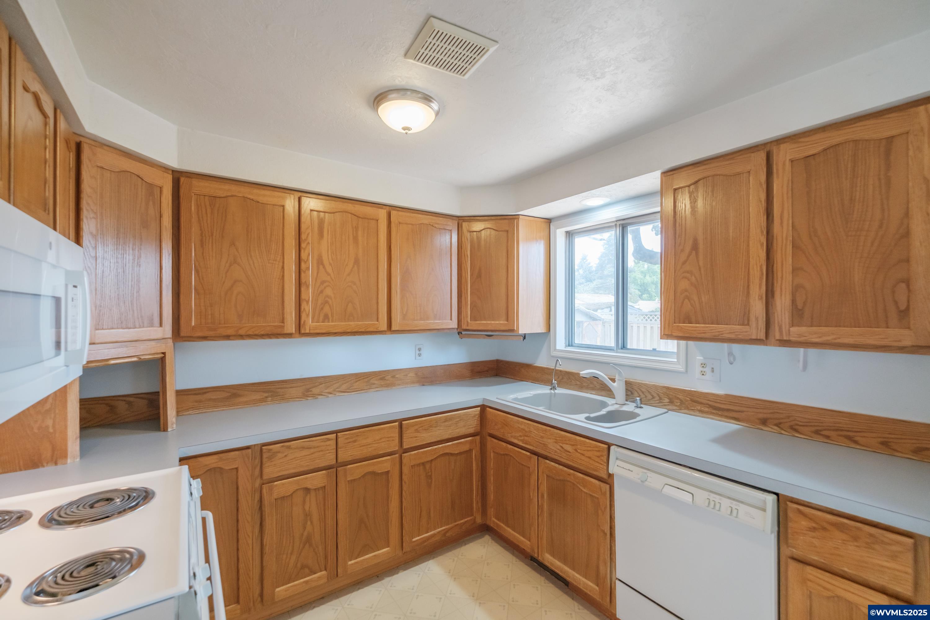 5074 Lone Oak Road Southeast Salem, OR 97306 - Photo 5 of 22