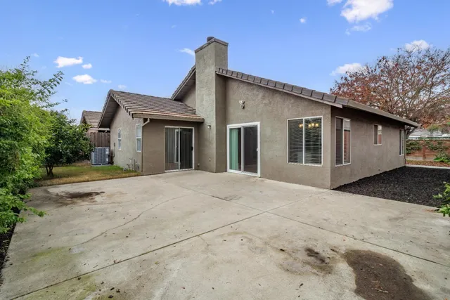 a view of backyard of the house