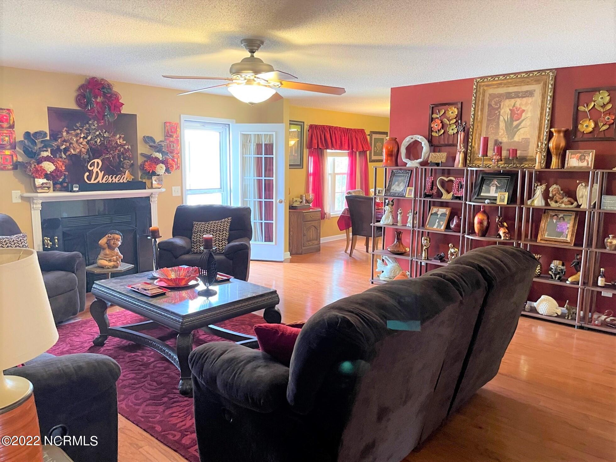 30 Beryl Circle Pinehurst, NC 28374 - Photo 6 of 34 Living Room