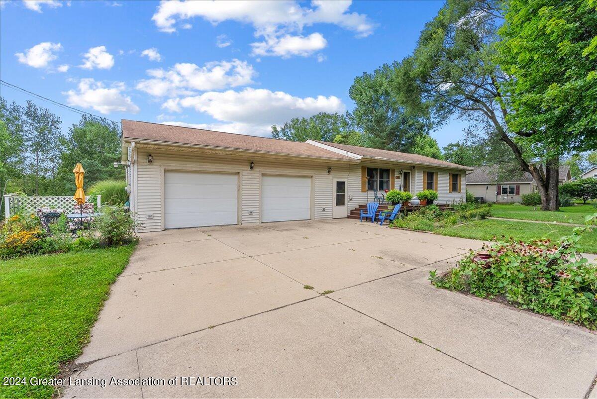 16730 Jerry Road Lansing, MI 48906 - Photo 3 of 47 03-Media Jett - 44