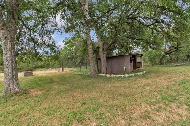 a view of a yard with a house