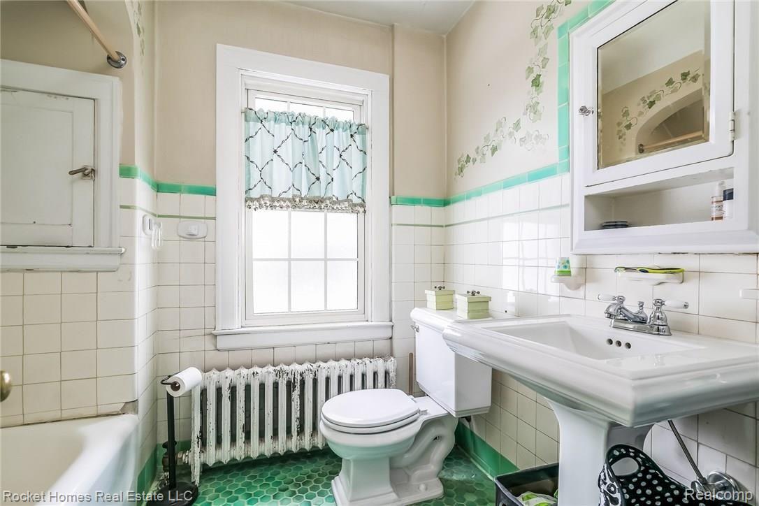 1776 Stanford Road Berkley, MI 48072 - Photo 14 of 23 019-Bathroom-5305970-medium.jpg