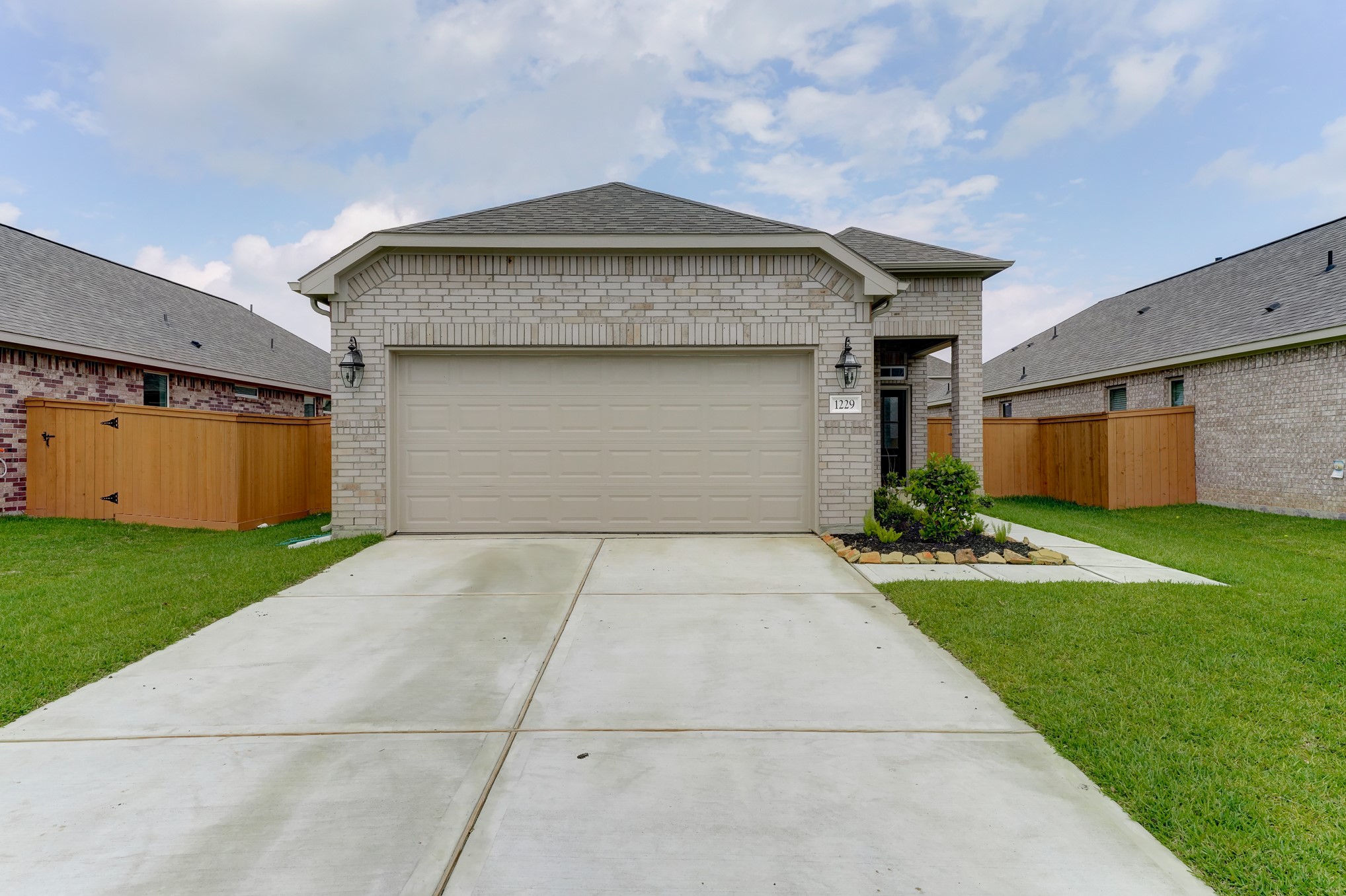 1229 Red Hills Drive Rosharon, TX 77583 - Photo 3 of 29 a front view of house with yard