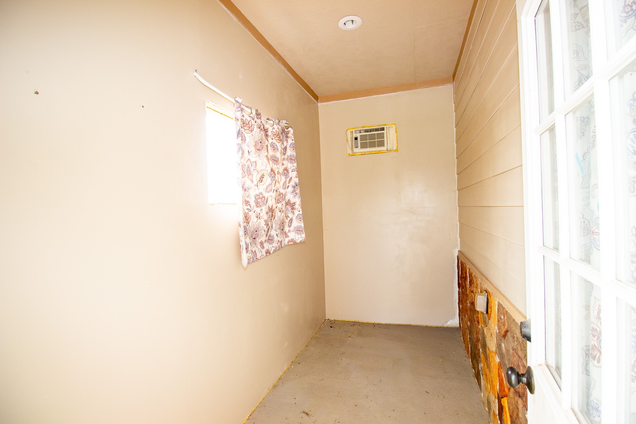 1245 4th Street Hempstead, TX 77445 - Photo 19 of 24 a view of a hallway with windows