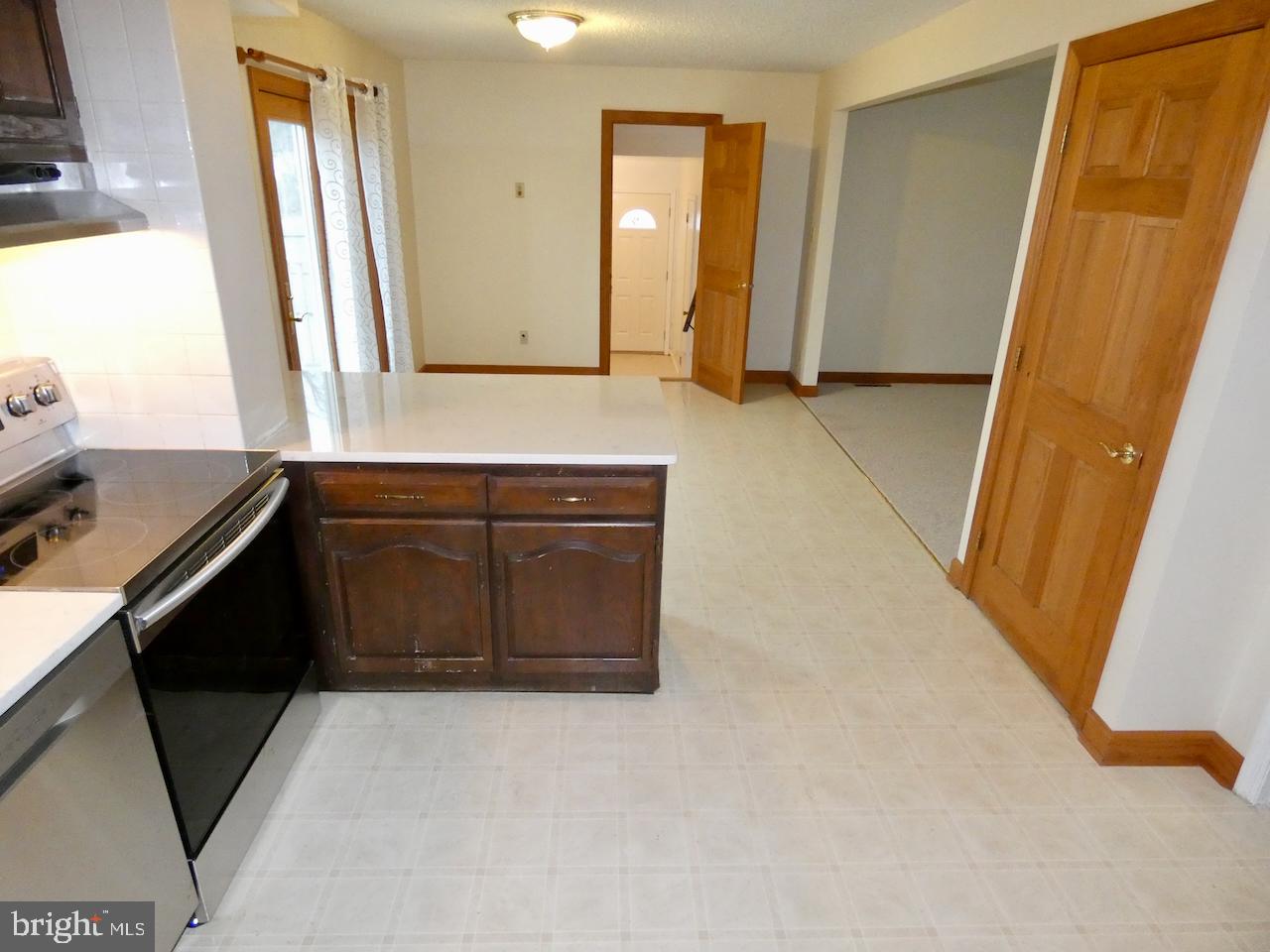 127 Sonant Drive Newark, DE 19713 - Photo 23 of 90 Kitchen & Breakfast Area w/ entry to Family Rm