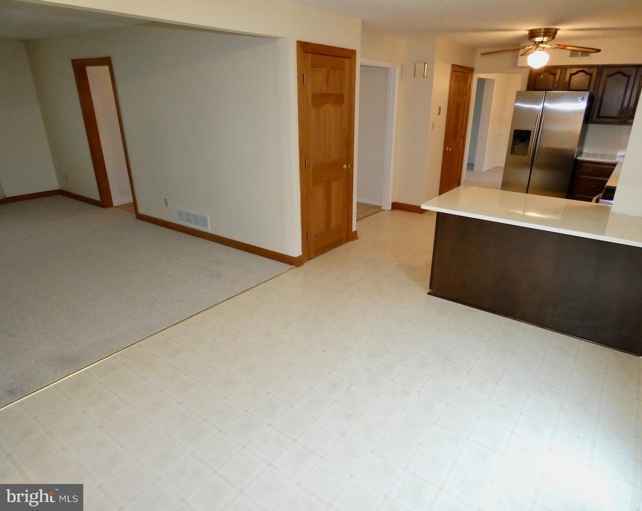 127 Sonant Drive Newark, DE 19713 - Photo 27 of 90 Kitchen & Breakfast Area w/ Family Rm to Left
