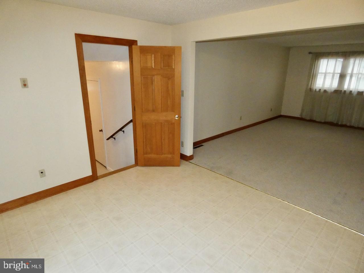 127 Sonant Drive Newark, DE 19713 - Photo 28 of 90 Breakfast Area w/ Family Rm to Left