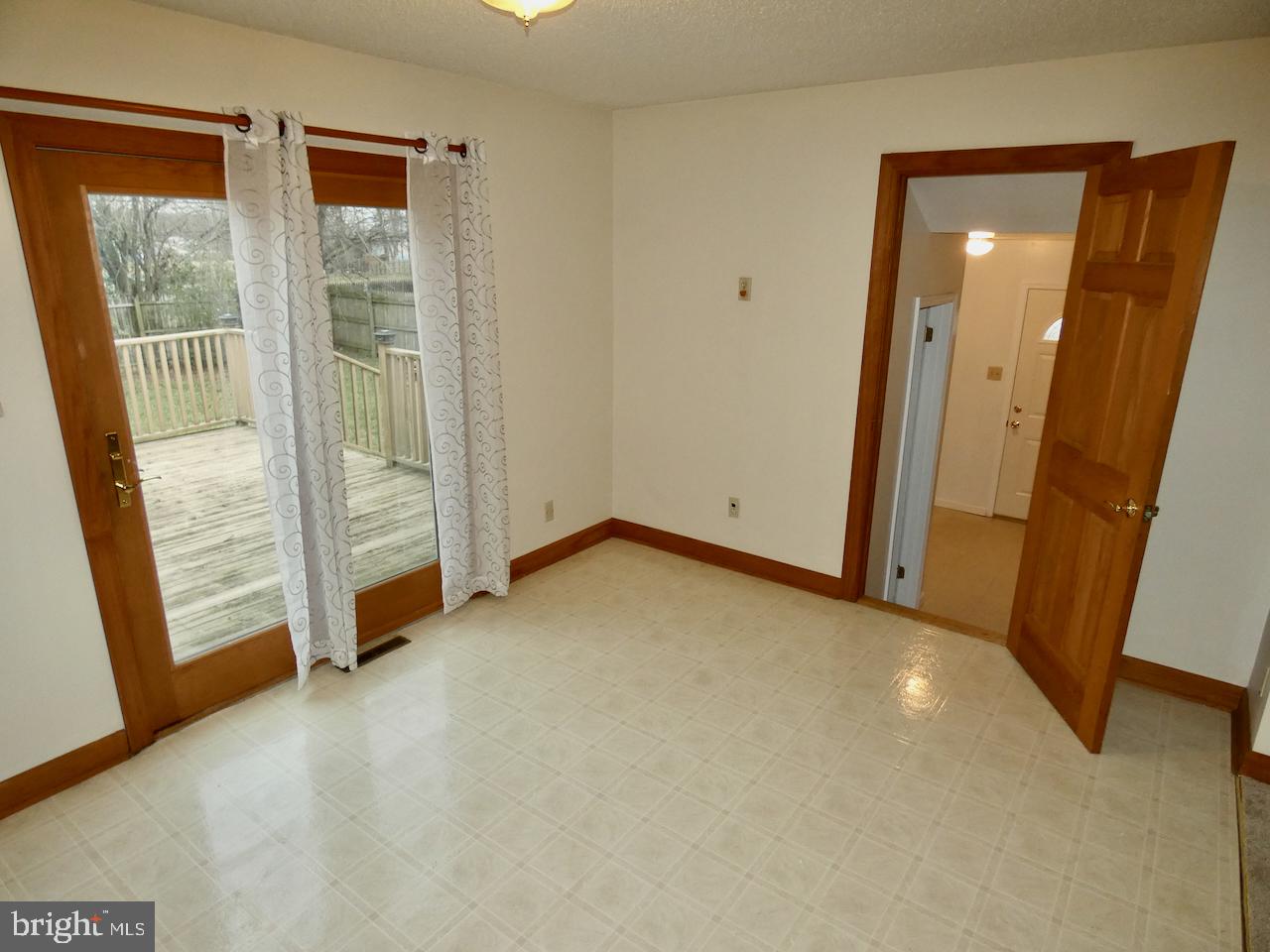 127 Sonant Drive Newark, DE 19713 - Photo 29 of 90 Breakfast Area w/ view into Laundry Rm