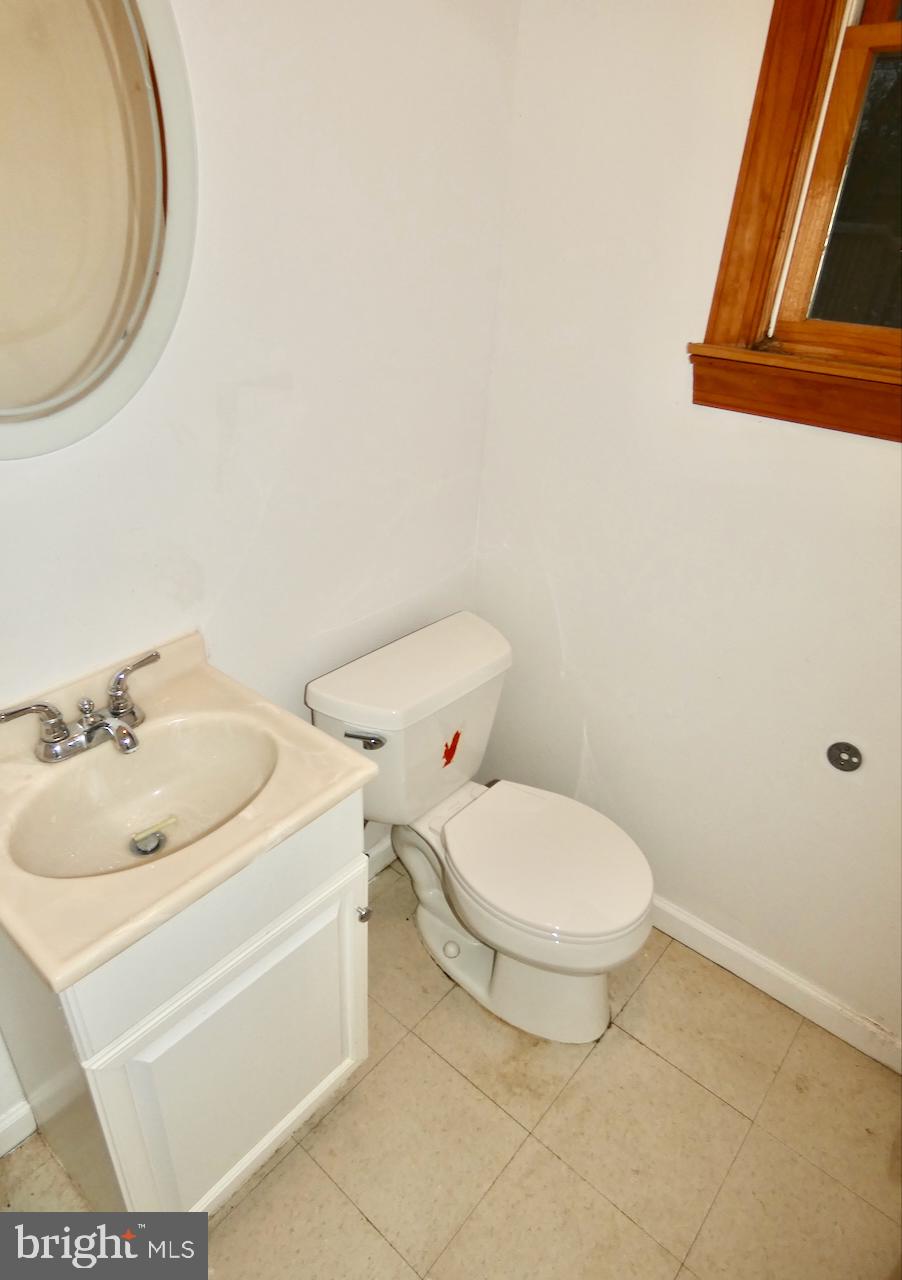 127 Sonant Drive Newark, DE 19713 - Photo 37 of 90 Main Floor Powder Rm