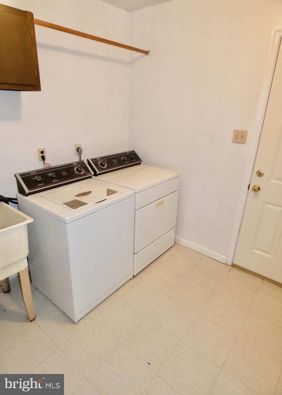 127 Sonant Drive Newark, DE 19713 - Photo 39 of 90 Main Floor Laundry Rm