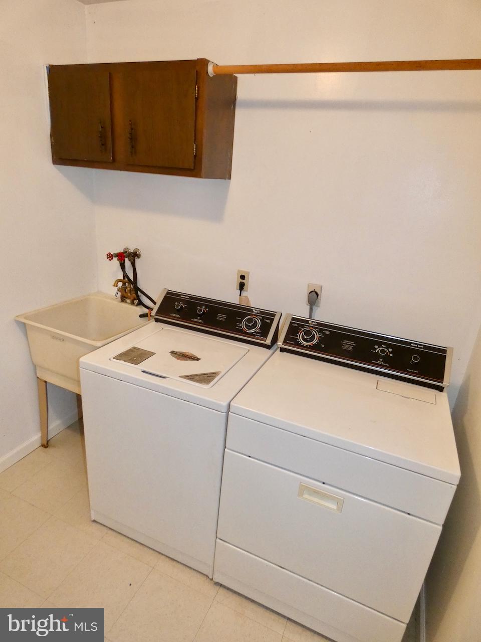 127 Sonant Drive Newark, DE 19713 - Photo 40 of 90 Main Floor Laundry Rm