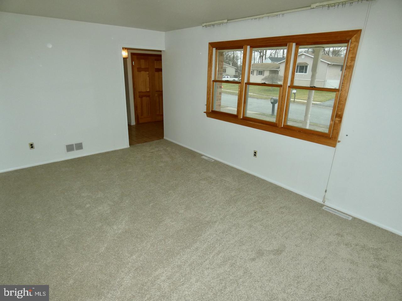 127 Sonant Drive Newark, DE 19713 - Photo 8 of 90 Living Room
