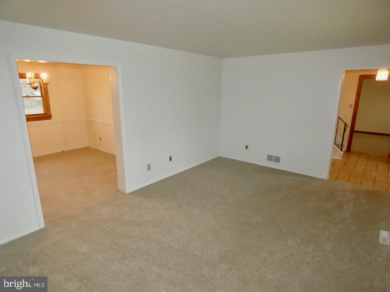 127 Sonant Drive Newark, DE 19713 - Photo 10 of 90 Living Room w/ View into Dining Room