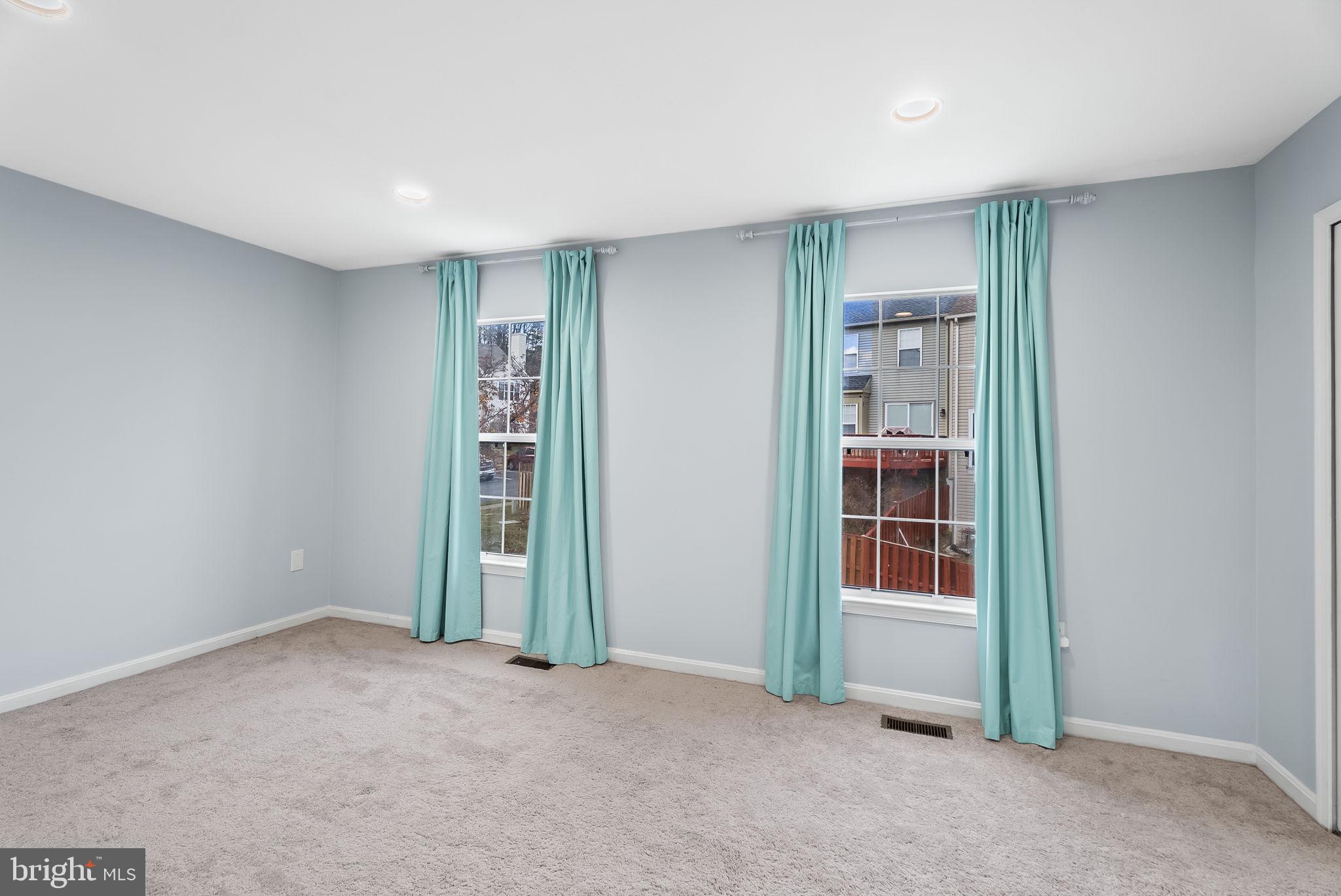 1989 Bowline Loop Woodbridge, VA 22192 - Photo 18 of 30 an empty room with windows