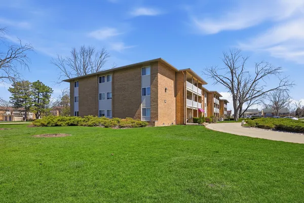 $239,900 | 960 Beau Drive, Unit 303, Des Plaines, IL 60016