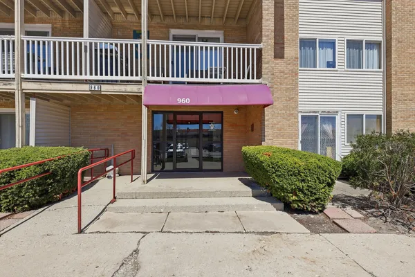 $239,900 | 960 Beau Drive, Unit 303, Des Plaines, IL 60016