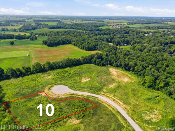 $195,000 | 9557 Creekside Drive, Saline, MI 48176