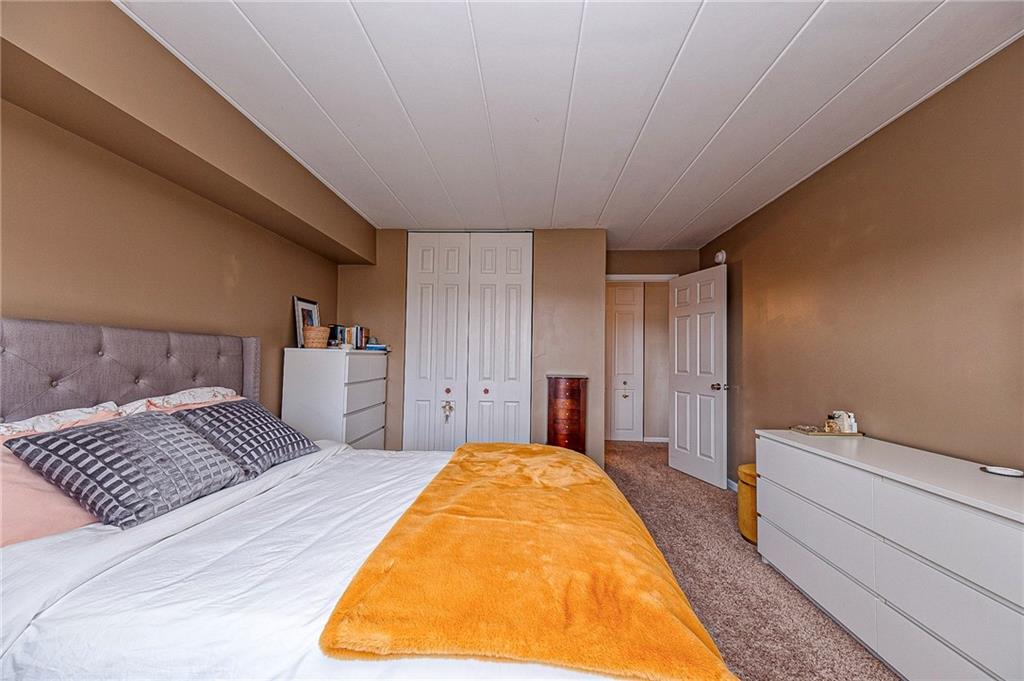 5 Bayard Road, Unit 621 Pittsburgh, PA 15213 - Photo 12 of 38 a spacious bedroom with a bed and a couch