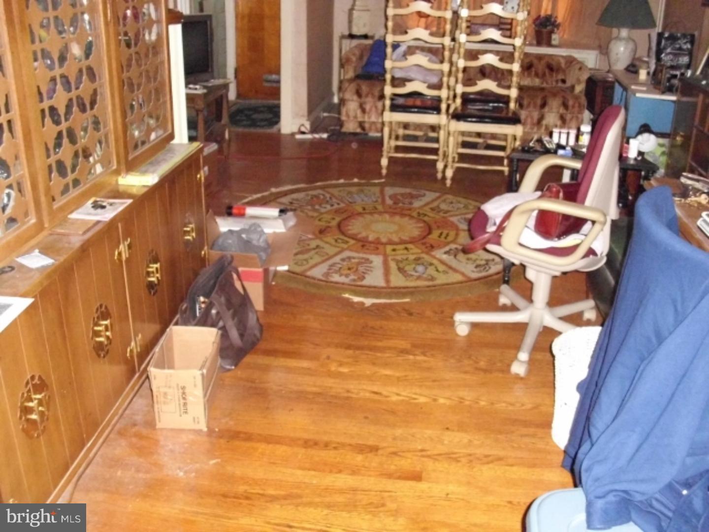 1044 Tree Street Philadelphia, PA 19148 - Photo 5 of 19 Living Room