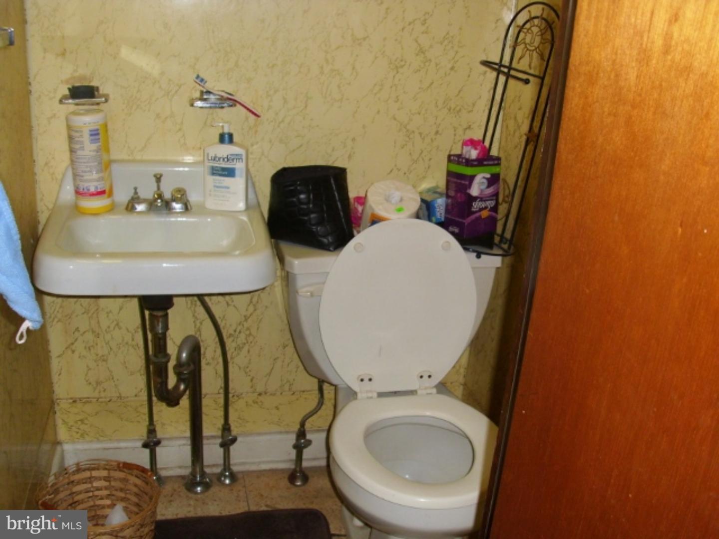 1044 Tree Street Philadelphia, PA 19148 - Photo 8 of 19 Half Bath