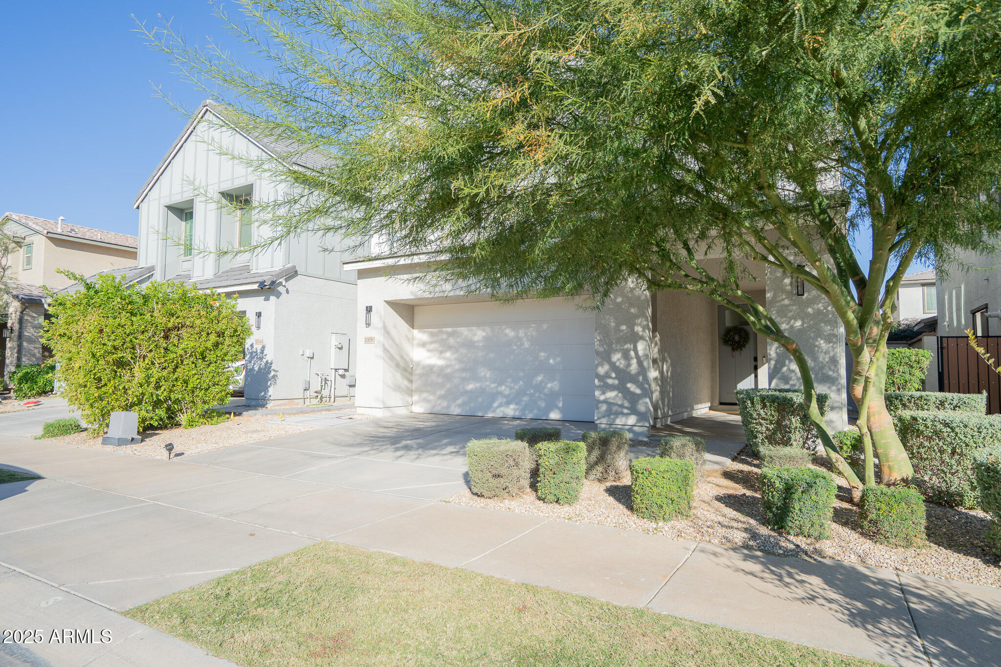 10050 East Tiburon Avenue Mesa, AZ 85212 - Photo 3 of 47 a view of a fountain in the middle of a house
