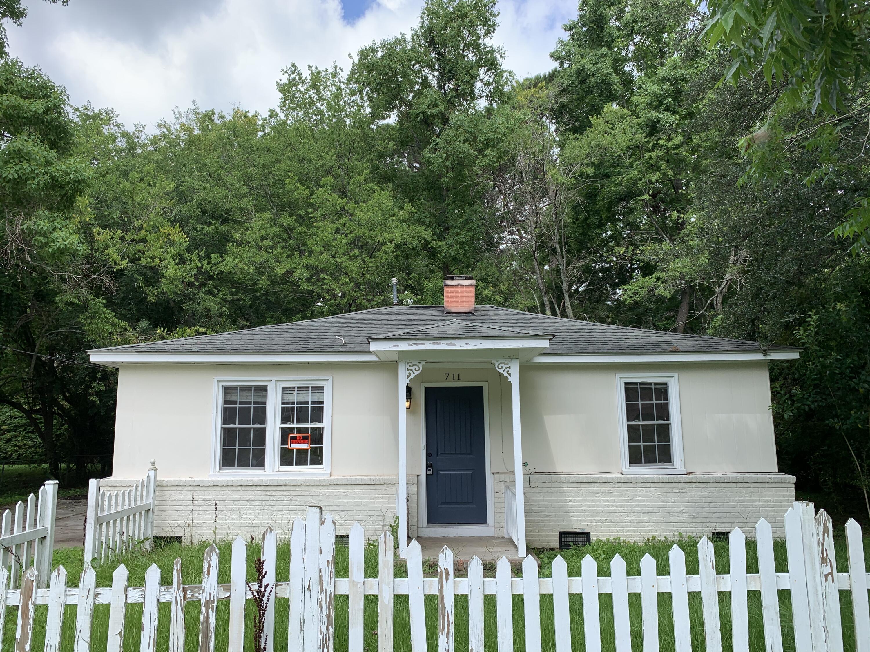 711 Locust Street Charleston, SC 29407 - Photo 2 of 20 3BD2A4A4-B3FD-4FDB-8B68-66656E8C6F1E