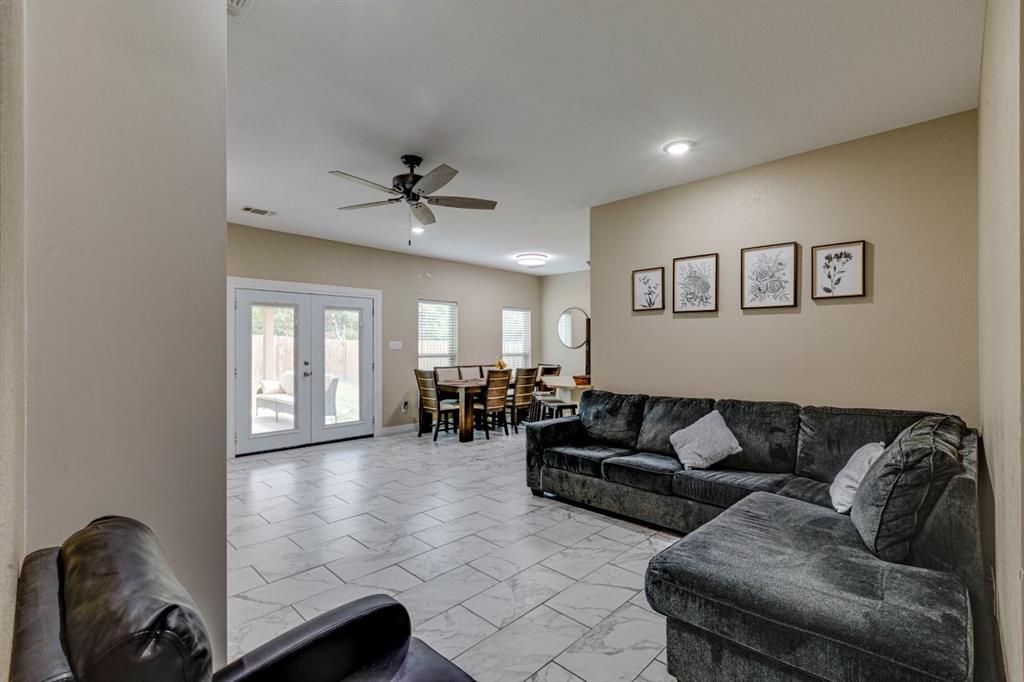 206 Willowbrook Avenue Tyler, TX 75702 - Photo 5 of 25 a living room with furniture