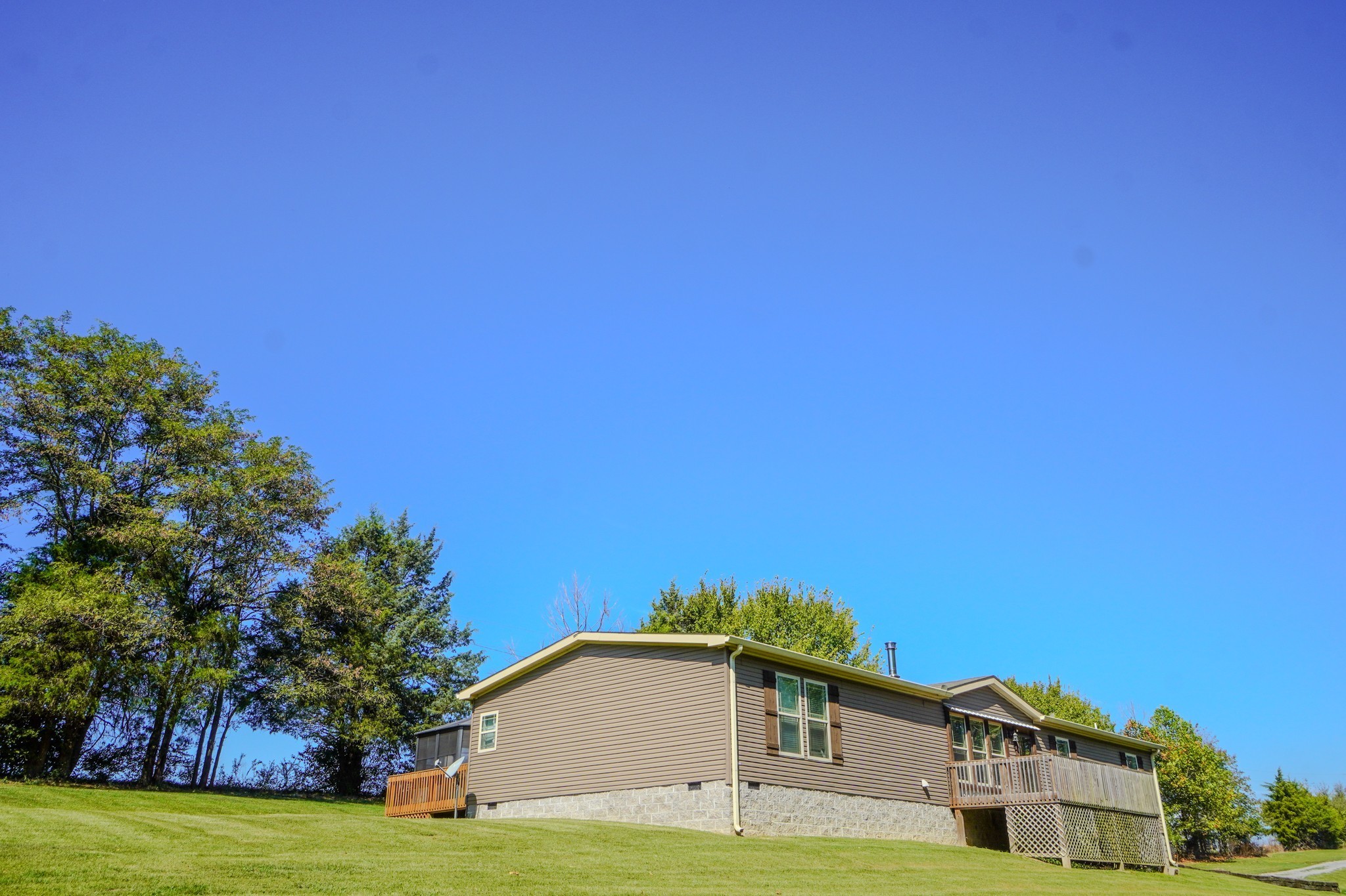 137 Hawkins Road Westmoreland, TN 37186 - Photo 5 of 70 a view of a house with a big yard