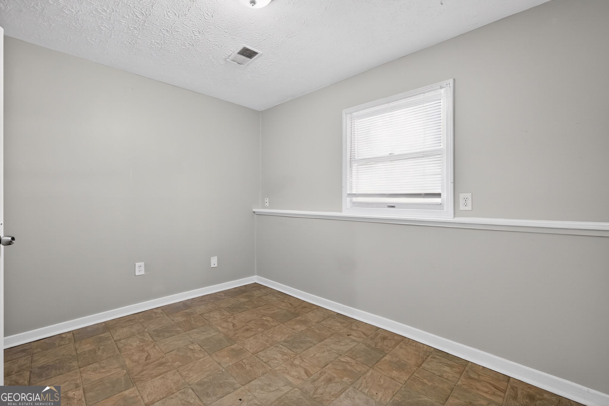 3798 Radcliffe Boulevard Decatur, GA 30034 - Photo 19 of 32 an empty room with a window