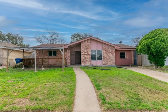 a view of a yard in front of house