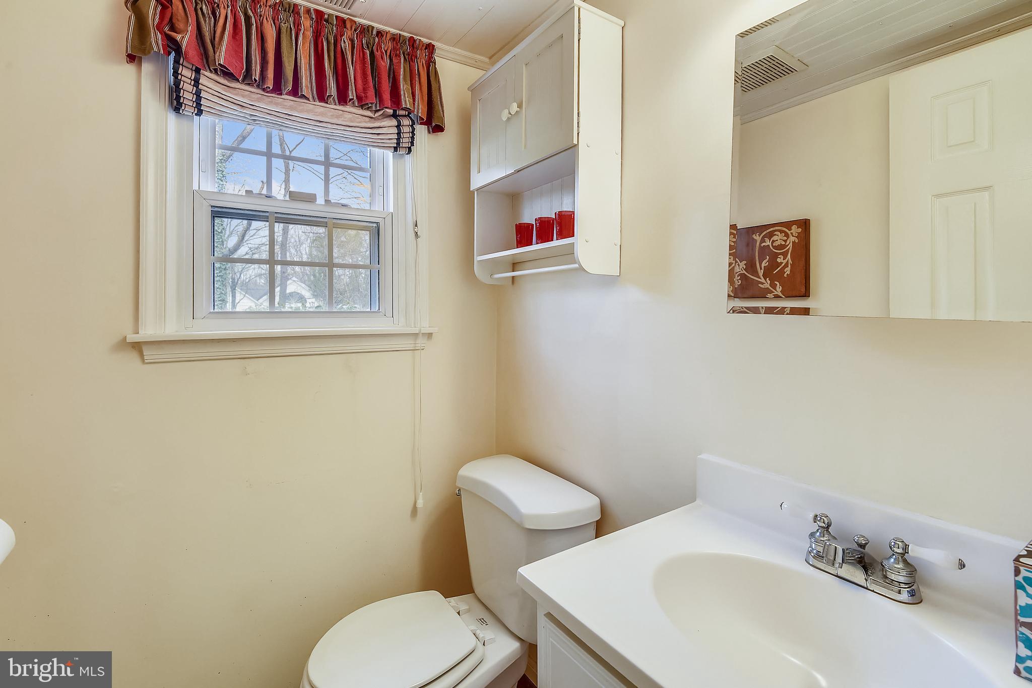 6807 Ben Franklin Road Springfield, VA 22150 - Photo 17 of 52 Main level half bath