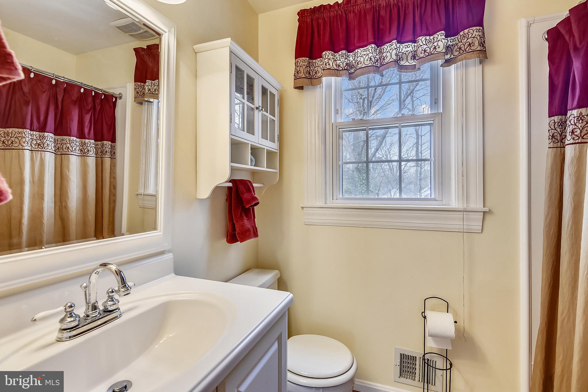 6807 Ben Franklin Road Springfield, VA 22150 - Photo 31 of 52 Upper level hall bath