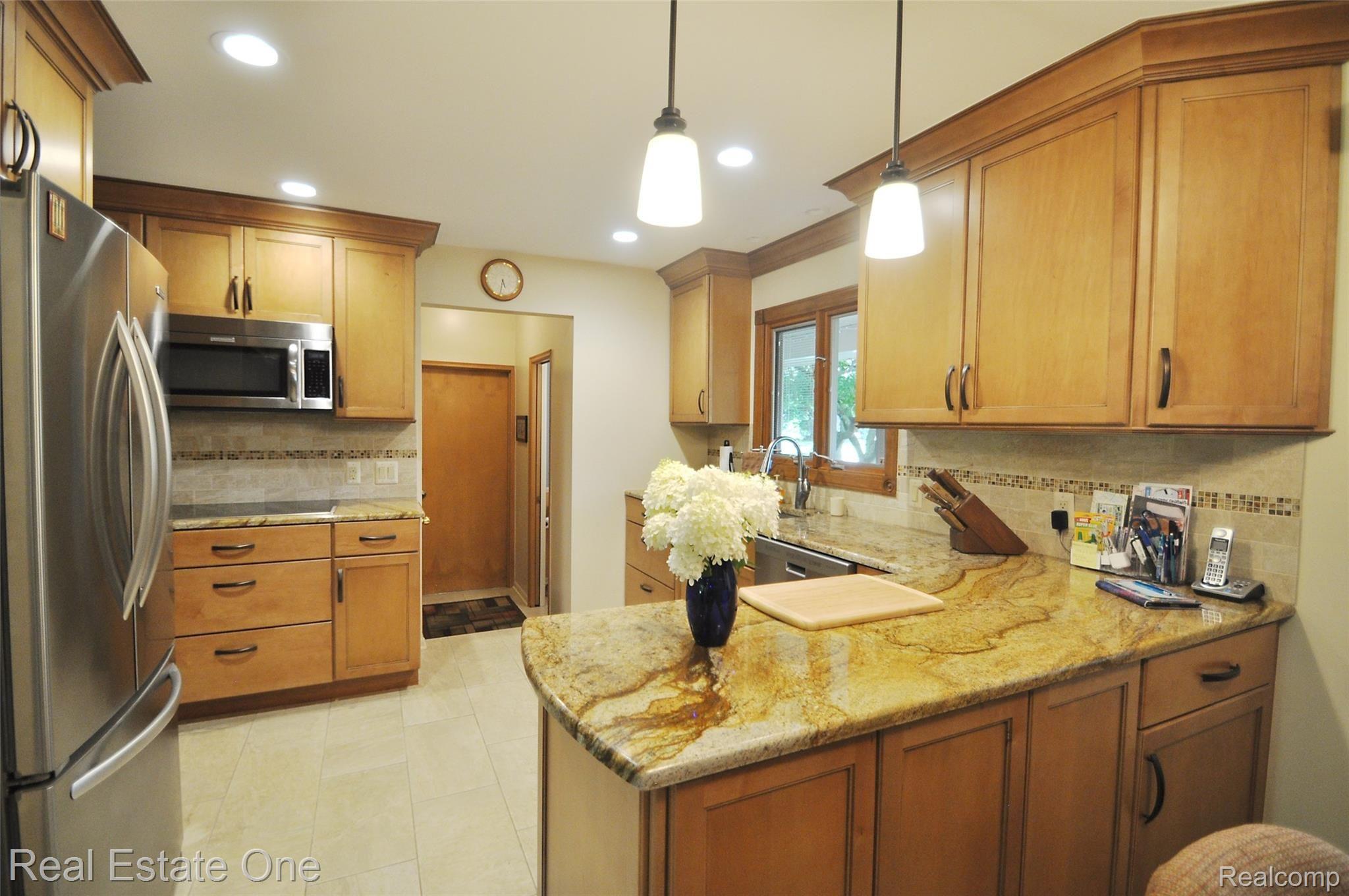 807 Ironstone Drive Rochester, MI 48309 - Photo 5 of 38 5.JPG