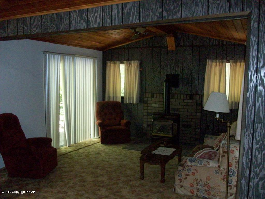 124 Algonquin Road Jim Thorpe, PA 18229 - Photo 4 of 12 Family room