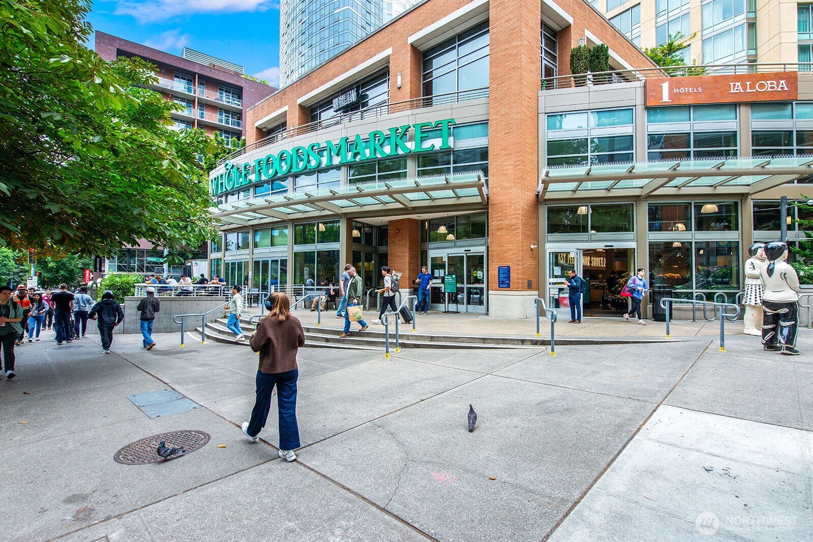 910 Lenora Street, Unit S403 Seattle, WA 98121 - Photo 38 of 40 a view of a building with sitting area
