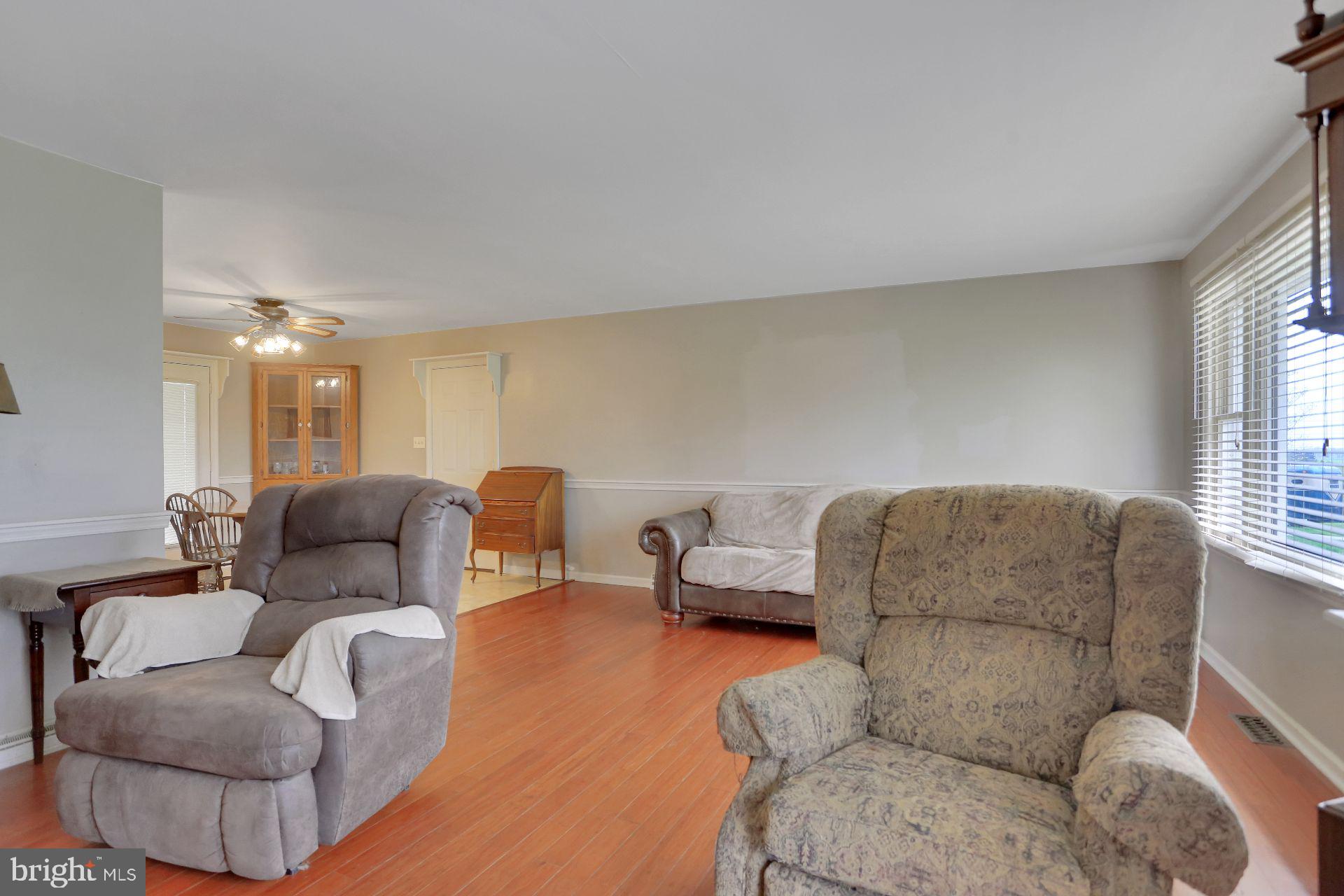 4940 Guitner Road Chambersburg, PA 17202 - Photo 5 of 48 Living Room