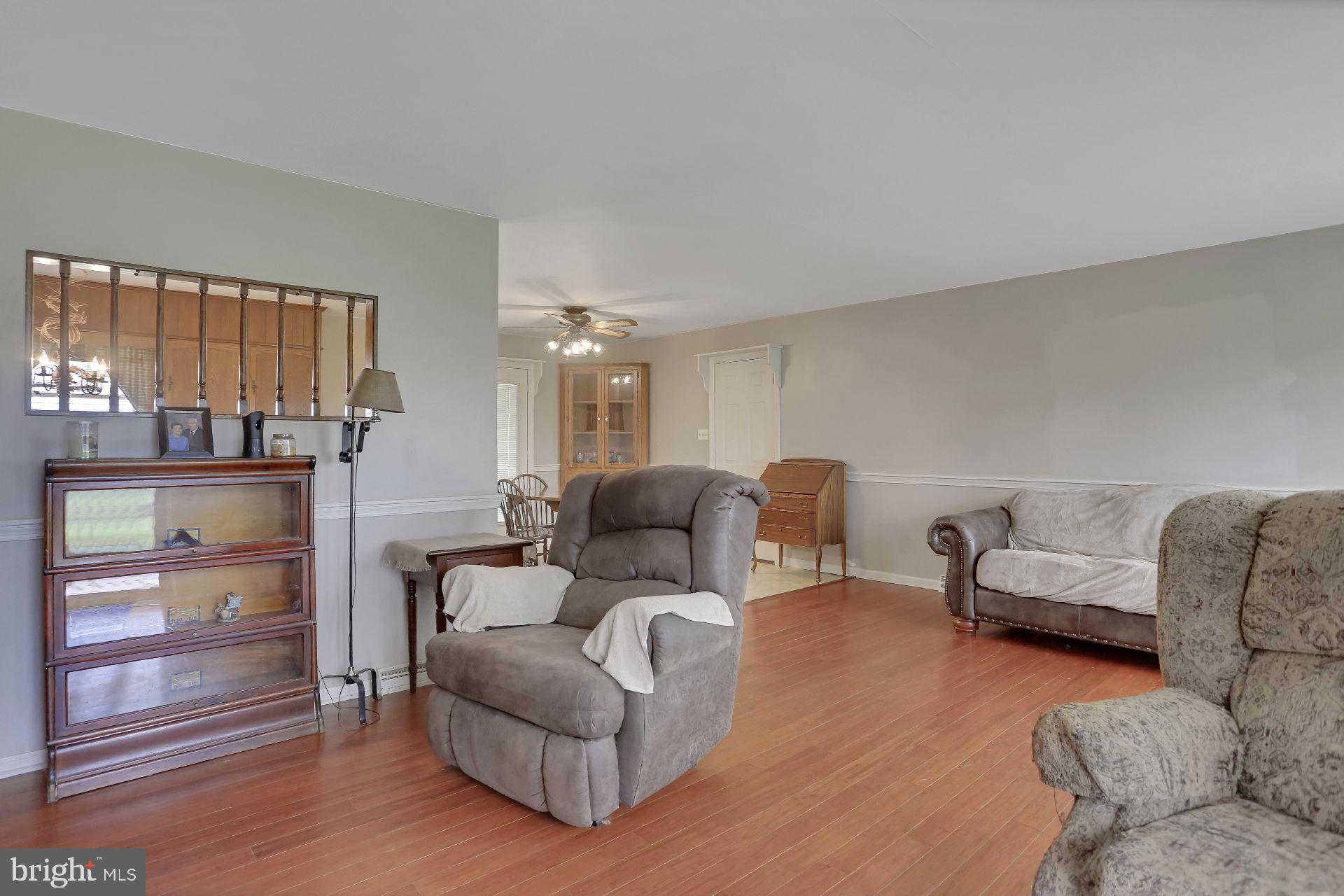 4940 Guitner Road Chambersburg, PA 17202 - Photo 6 of 48 Living room