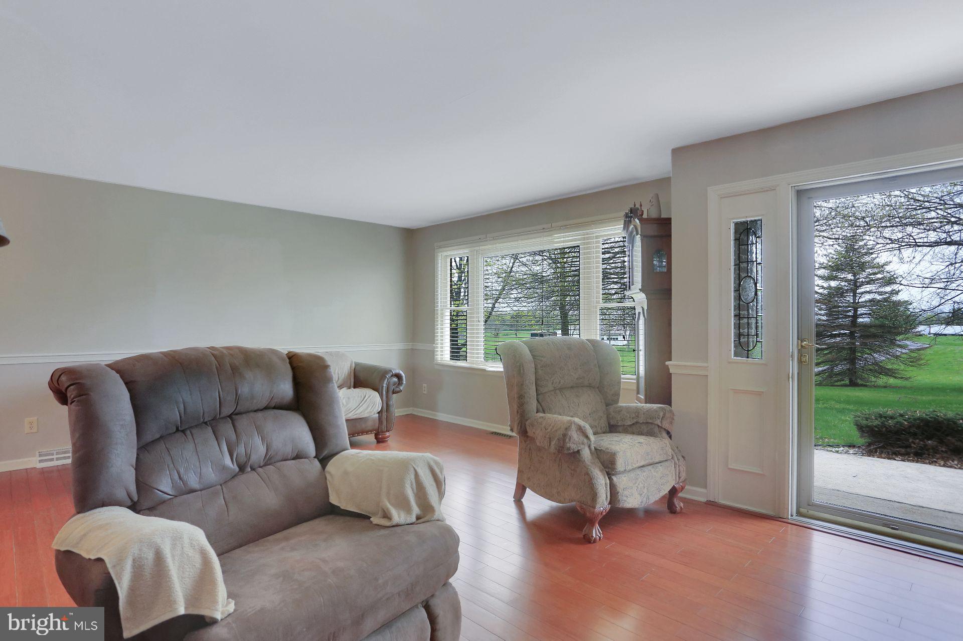 4940 Guitner Road Chambersburg, PA 17202 - Photo 7 of 48 Living room