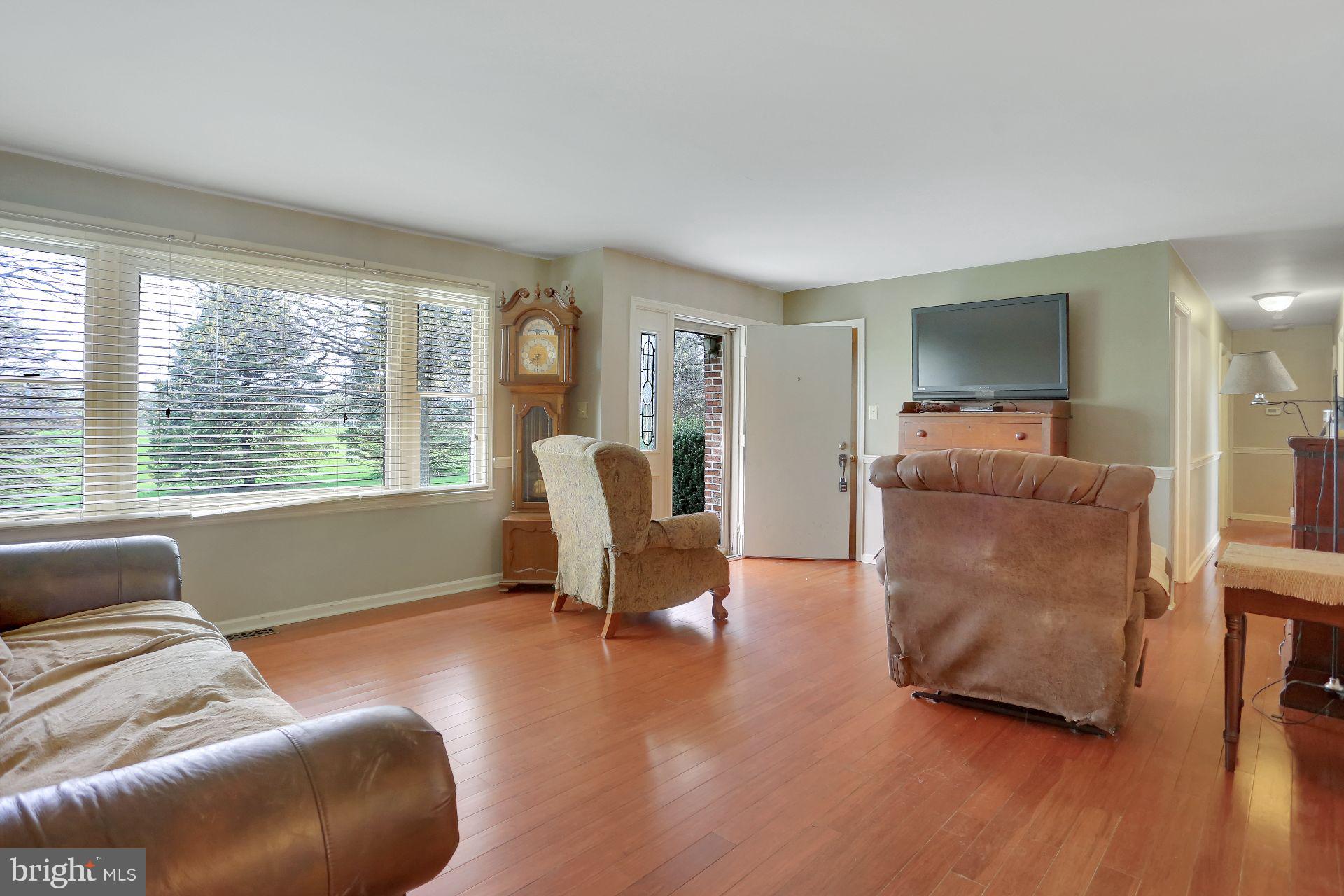 4940 Guitner Road Chambersburg, PA 17202 - Photo 9 of 48 Living room