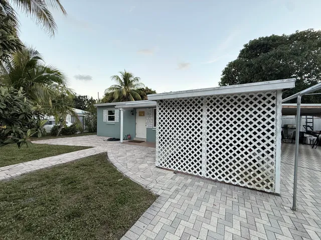 a view of a backyard