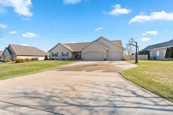 $624,900 | 1979 Kettle Creek Drive, De Pere, WI 54115