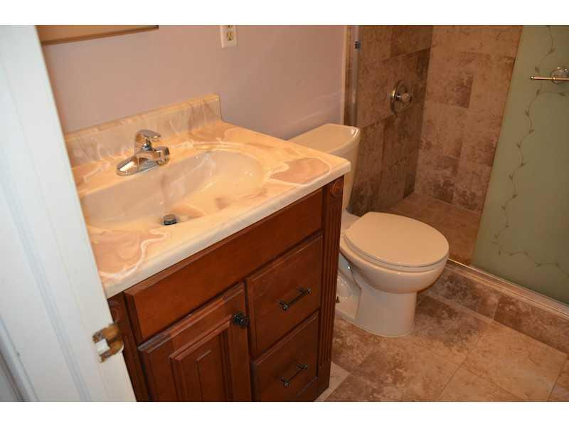 896 Southwest 9th St Circle, Unit 3 Boca Raton, FL 33486 - Photo 17 of 26 Bathroom