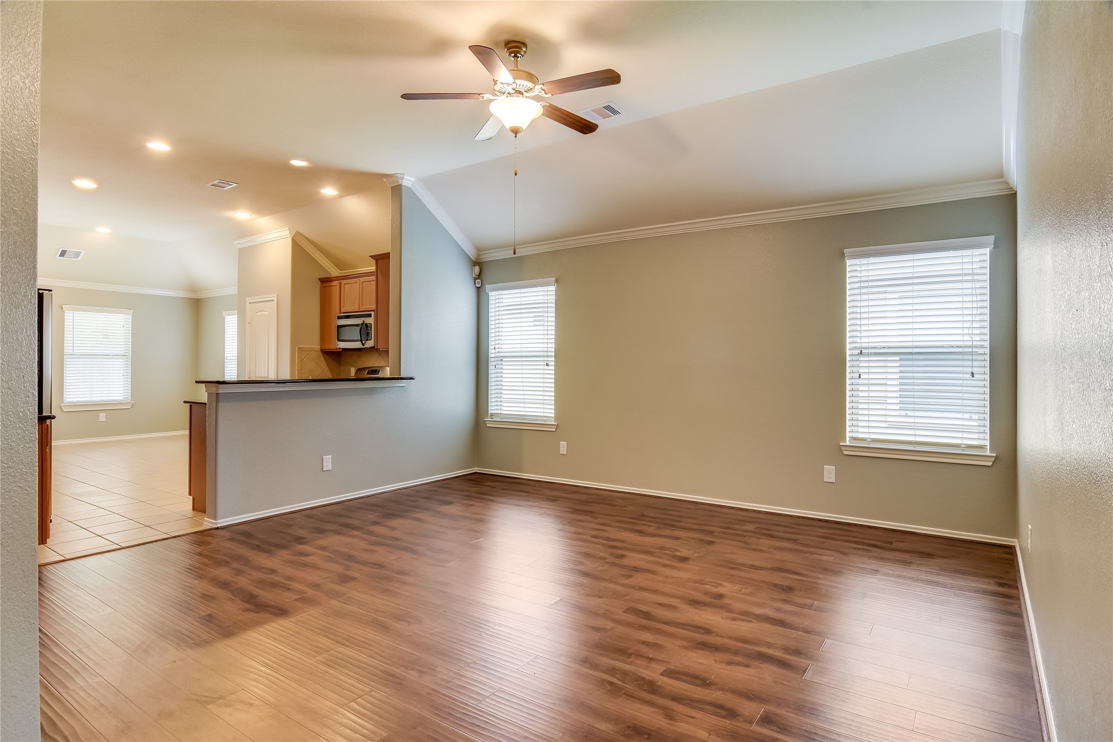2915 Kainer Meadows Lane Houston, TX 77047 - Photo 4 of 12 Living Area